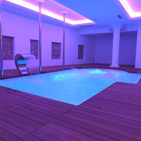 Hotel Vittoria Пезаро Экстерьер фото A rendering of a swimming pool