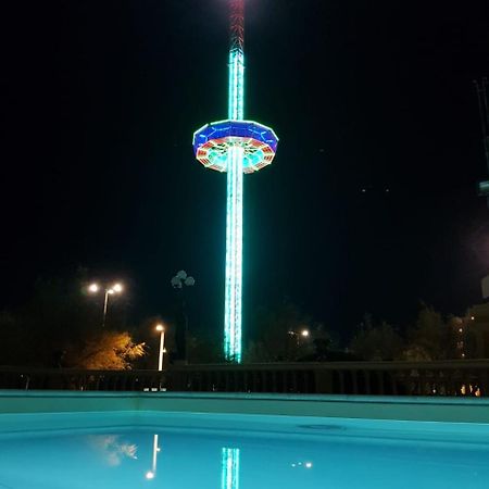 Hotel Vittoria Пезаро Экстерьер фото The observation tower at night