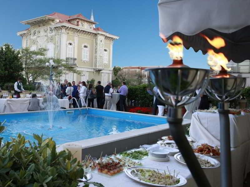 Hotel Vittoria Пезаро Экстерьер фото The pool at the hotel