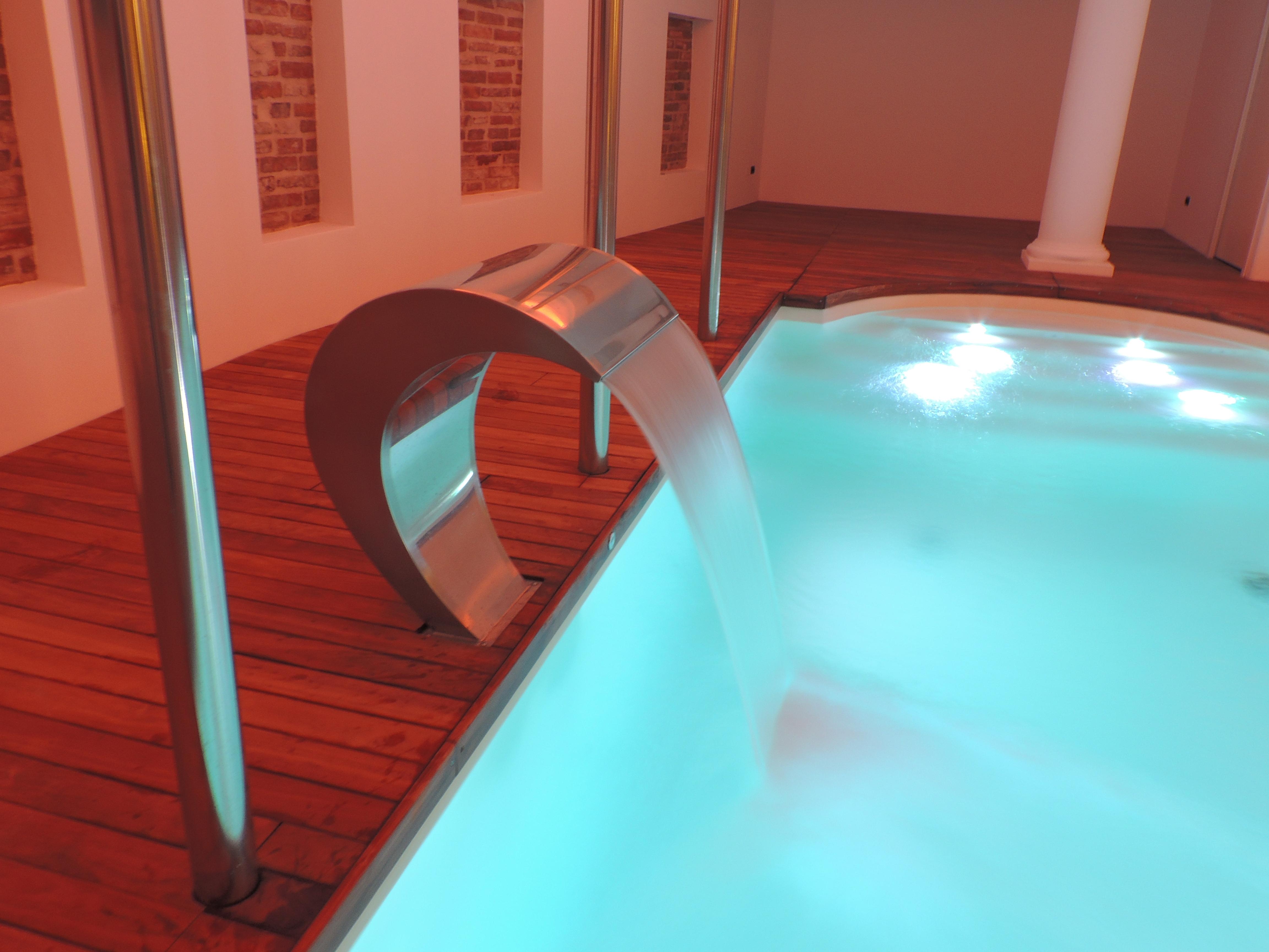 Hotel Vittoria Пезаро Экстерьер фото A modern indoor pool