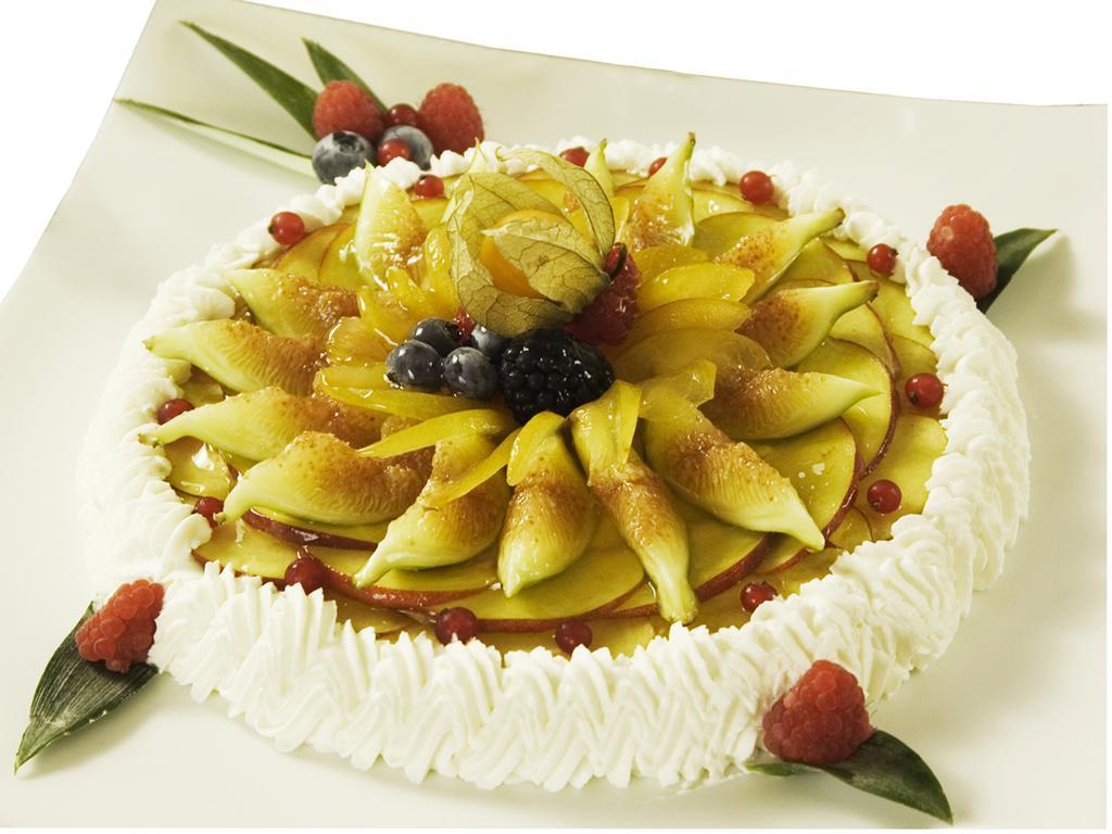 Hotel Vittoria Пезаро Экстерьер фото A fruit cake