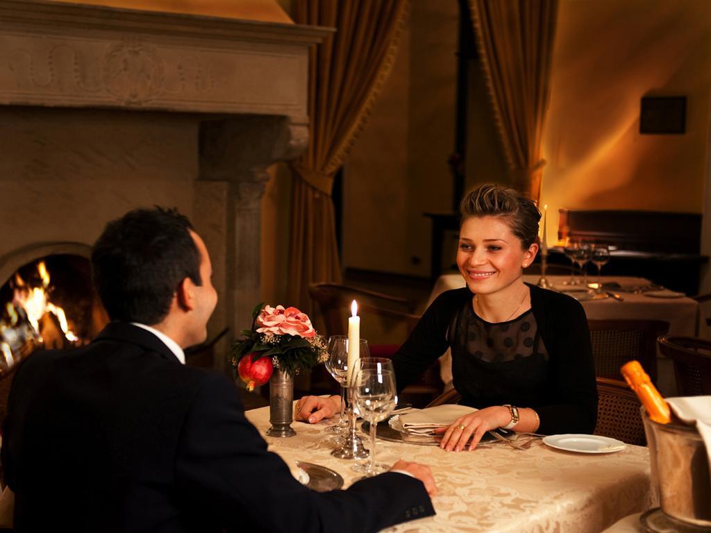 Hotel Vittoria Пезаро Экстерьер фото A couple dining in a restaurant