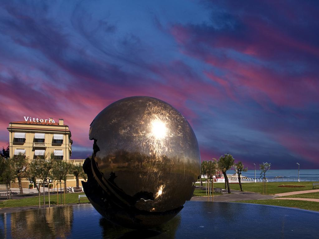 Hotel Vittoria Пезаро Экстерьер фото The Ball sculpture at dusk