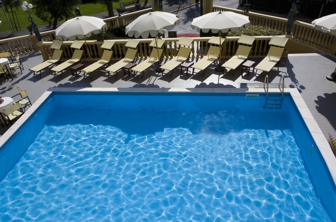 Hotel Vittoria Пезаро Удобства фото A swimming pool
