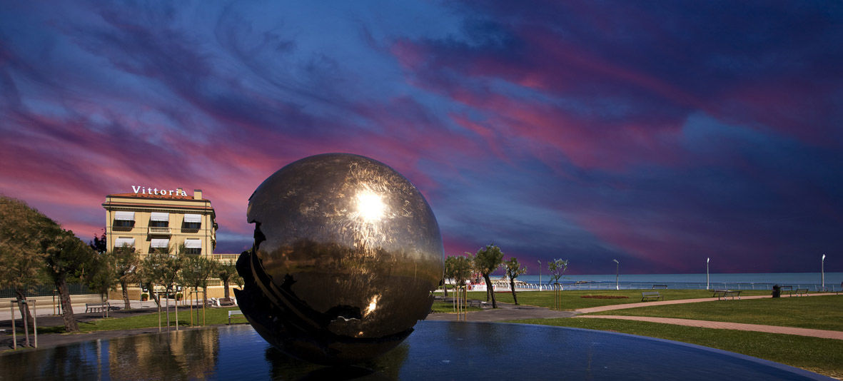Hotel Vittoria Пезаро Экстерьер фото The Ball sculpture at sunset